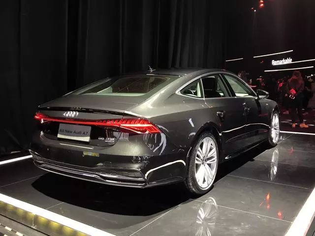 情怀奔驰最值得入手的是哪款,不考虑价格奔驰哪款车好