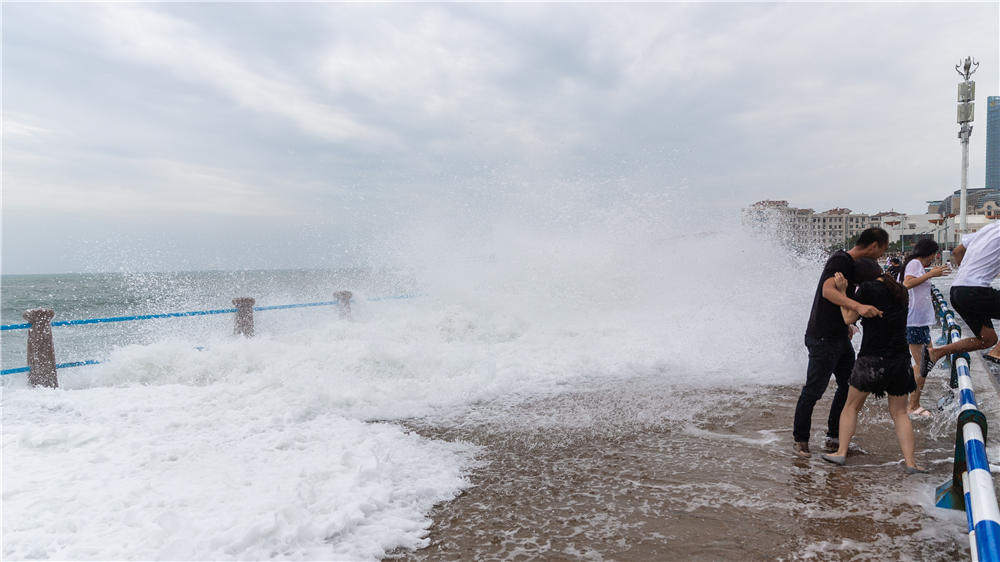 台风到来前风平浪静,台风到来前青岛出现绝美天空