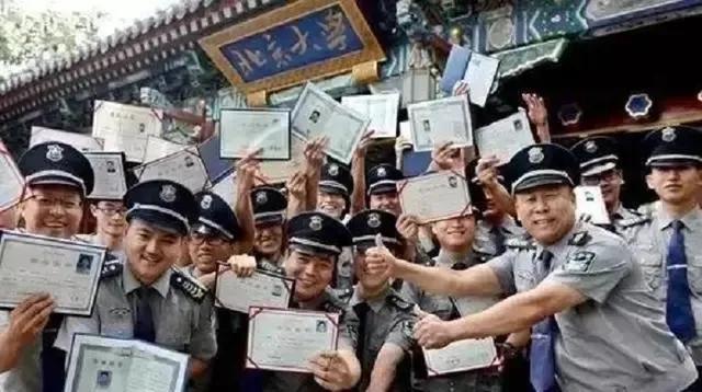 27年前北大保安成校长了网友狂赞,北大前保安当校长
