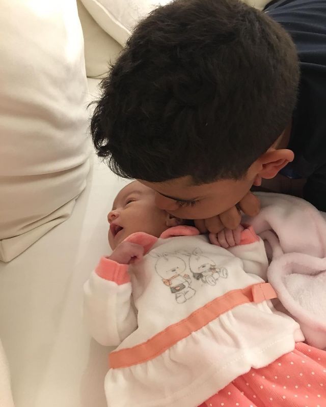 乔治娜c罗有几个孩子,c罗乔治娜在网上晒出全家照