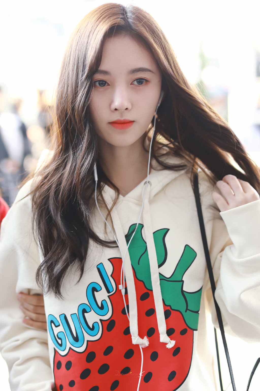 鞠婧祎机场穿搭春装,鞠婧祎机场条纹卫衣