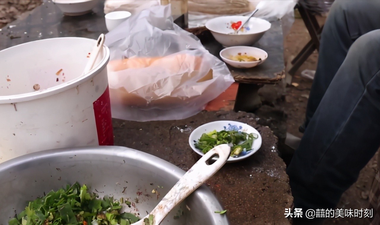 80后摆摊卖豆腐脑,山东大集2块钱豆腐脑