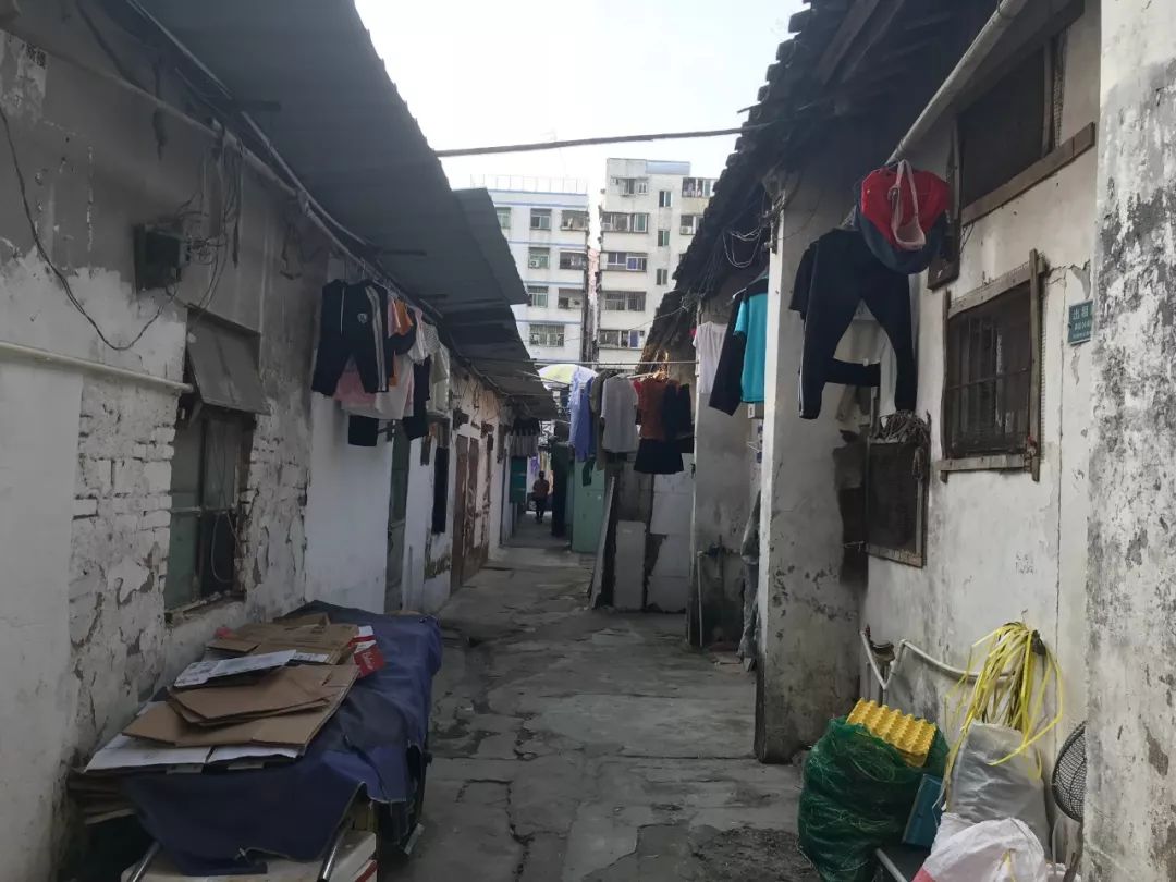 环卫工为什么又辛苦工资又低,环卫工人很辛苦为何工资却很低