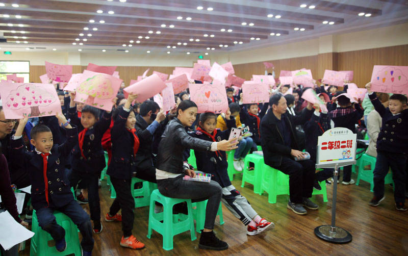 家长大赞！重庆新村教育集团“家长开放日”体验智能互动创新课堂