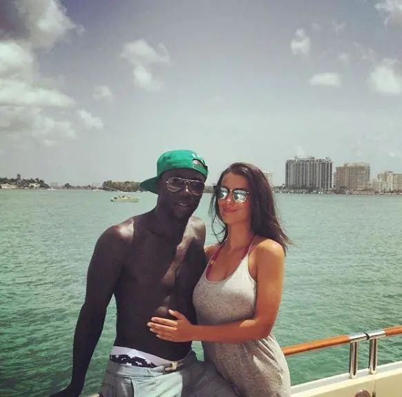 他是阿森纳著名厂花，老婆美若天仙还倒追