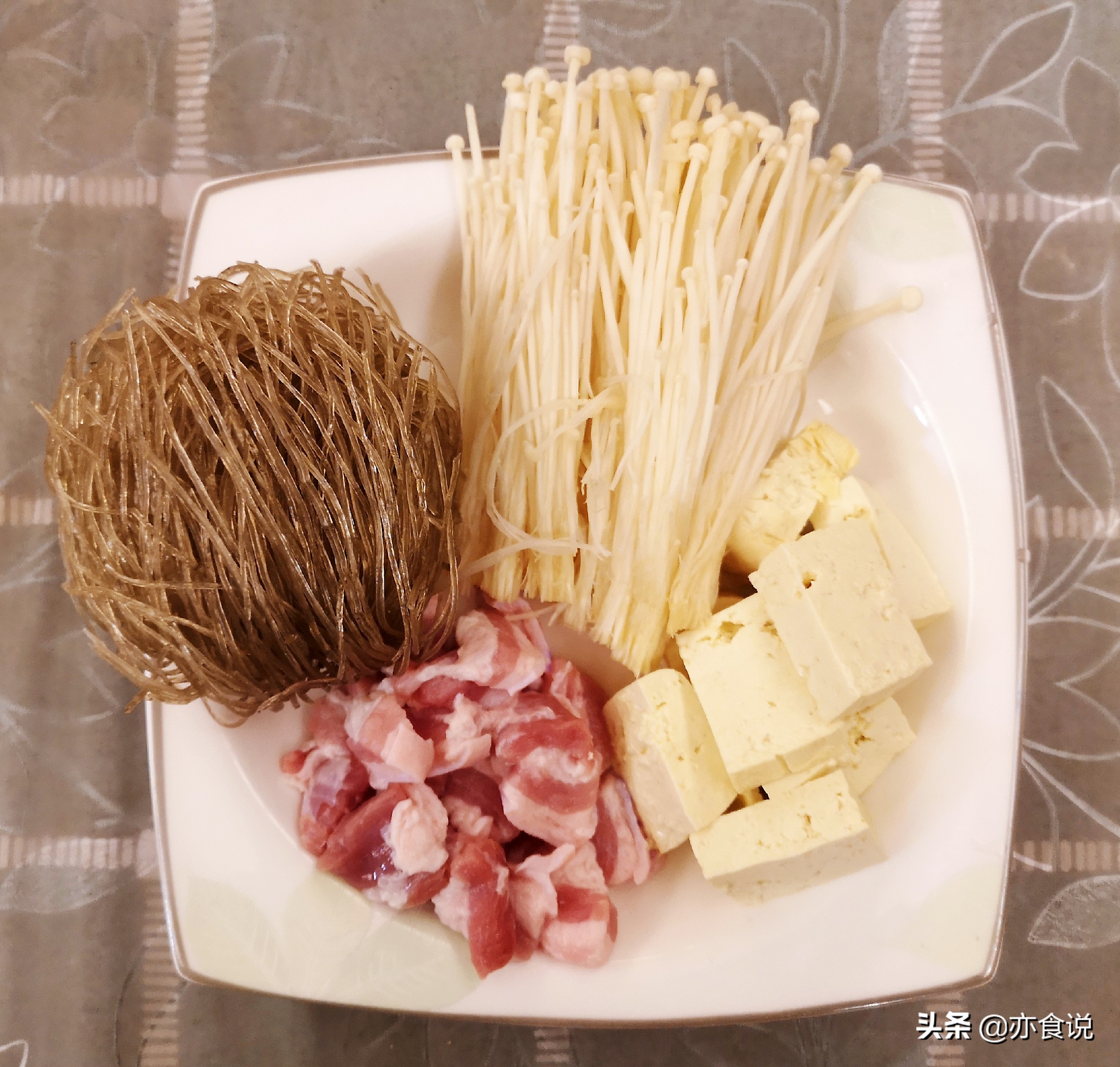 炖鱼家常做法草鱼不腥,东北铁锅炖鱼草鱼最正宗的做法