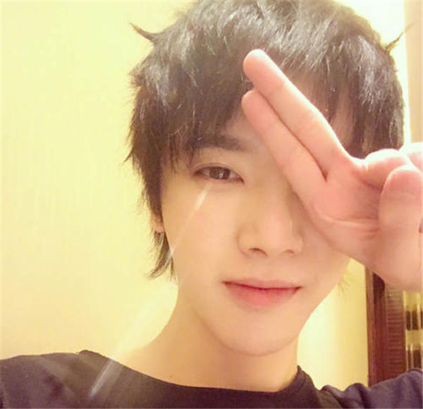 华晨宇陷入整容争议，素颜旧照被曝光，与如今的形象相差甚远