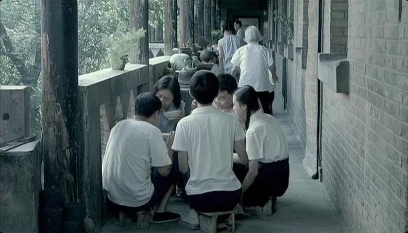 地位与张艺谋不相上下，他第一次做导演，扯掉了理想主义的遮羞布