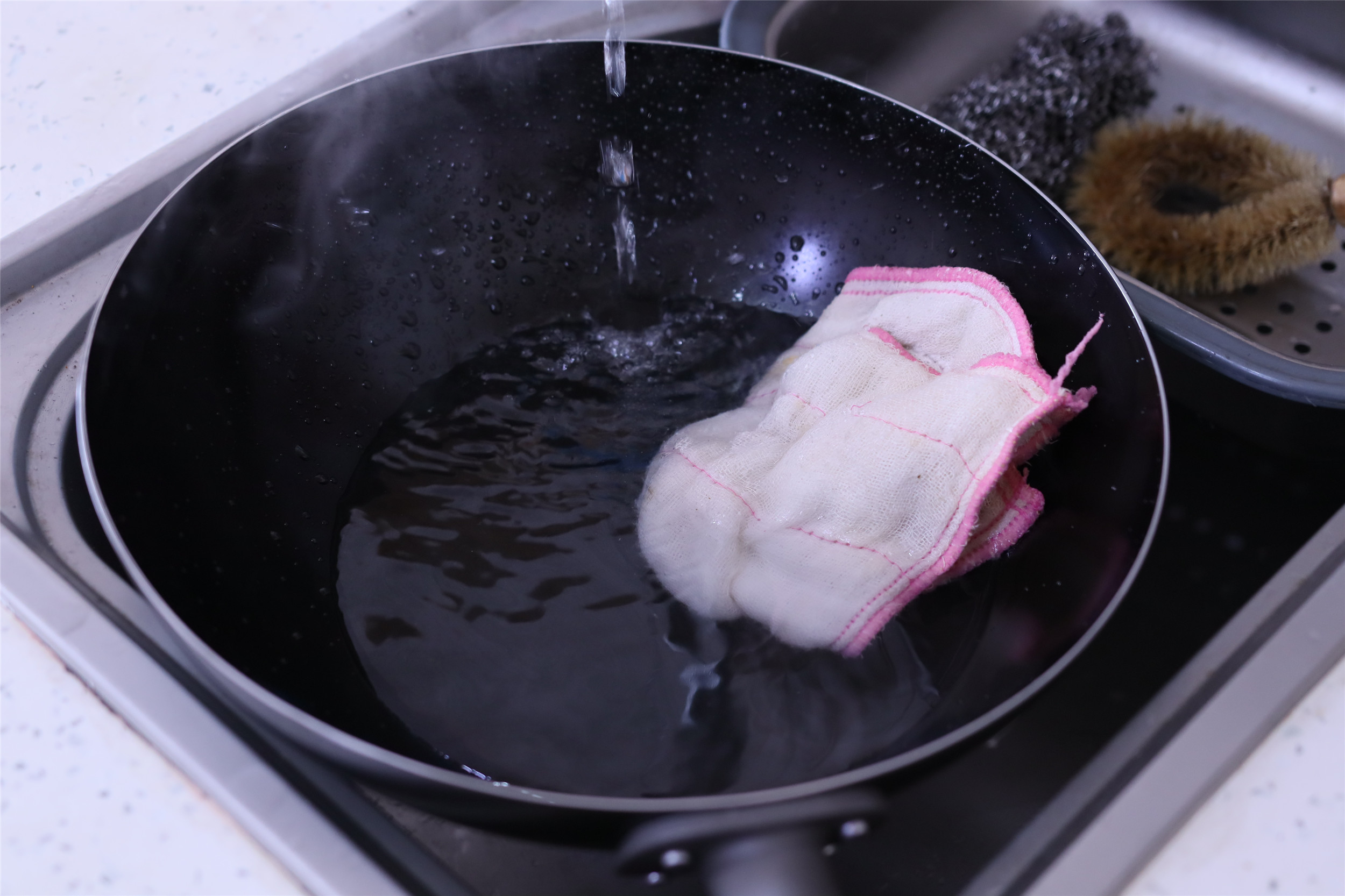 新买的铁锅切记别直接开锅,新不粘铁锅要开锅吗