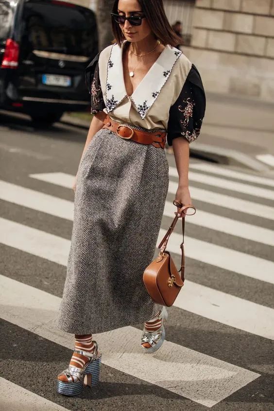 今年流行的衬衫带字母,今年流行衬衫长款花色