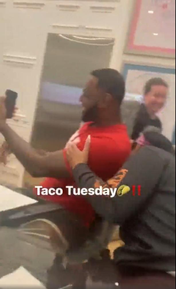 詹皇一家享用墨西哥大餐！老詹让喊玉米饼周二妻子嫌丢人躲身后