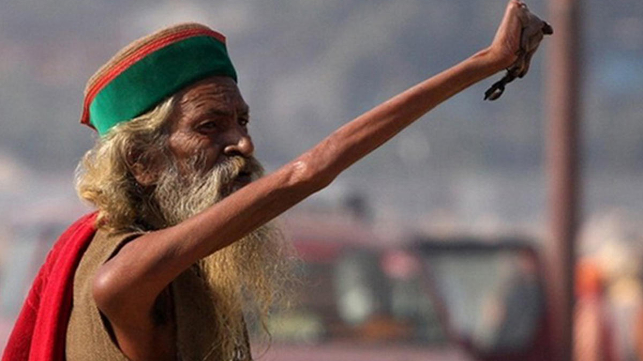 印度大叔为修行抛妻弃子，高举手臂46年，手臂都“干枯”了！