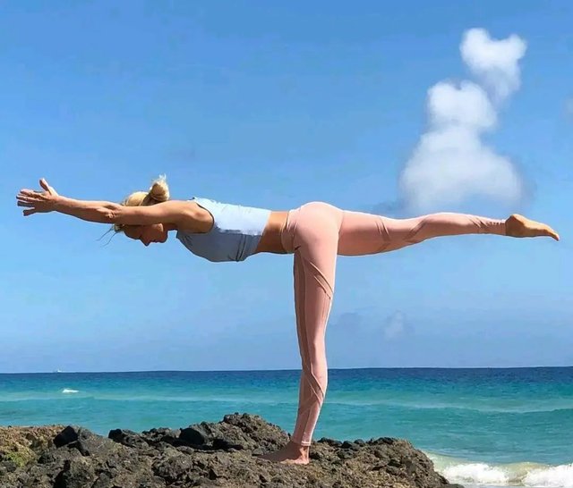 扁平臀瑜伽动作图解,改善臀宽的瑜伽动作