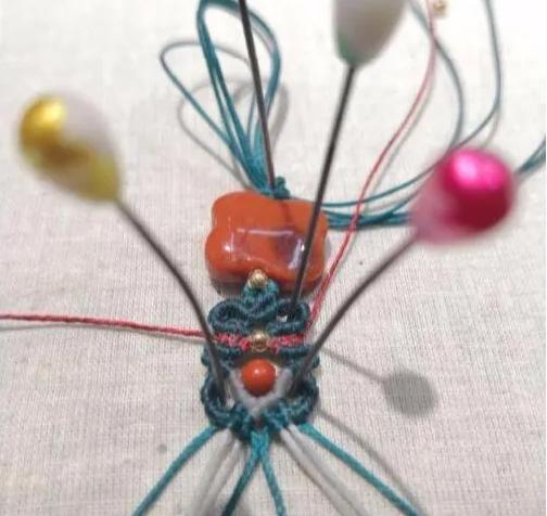 小孔转运珠编绳手链教程,2个珠子的小挂坠