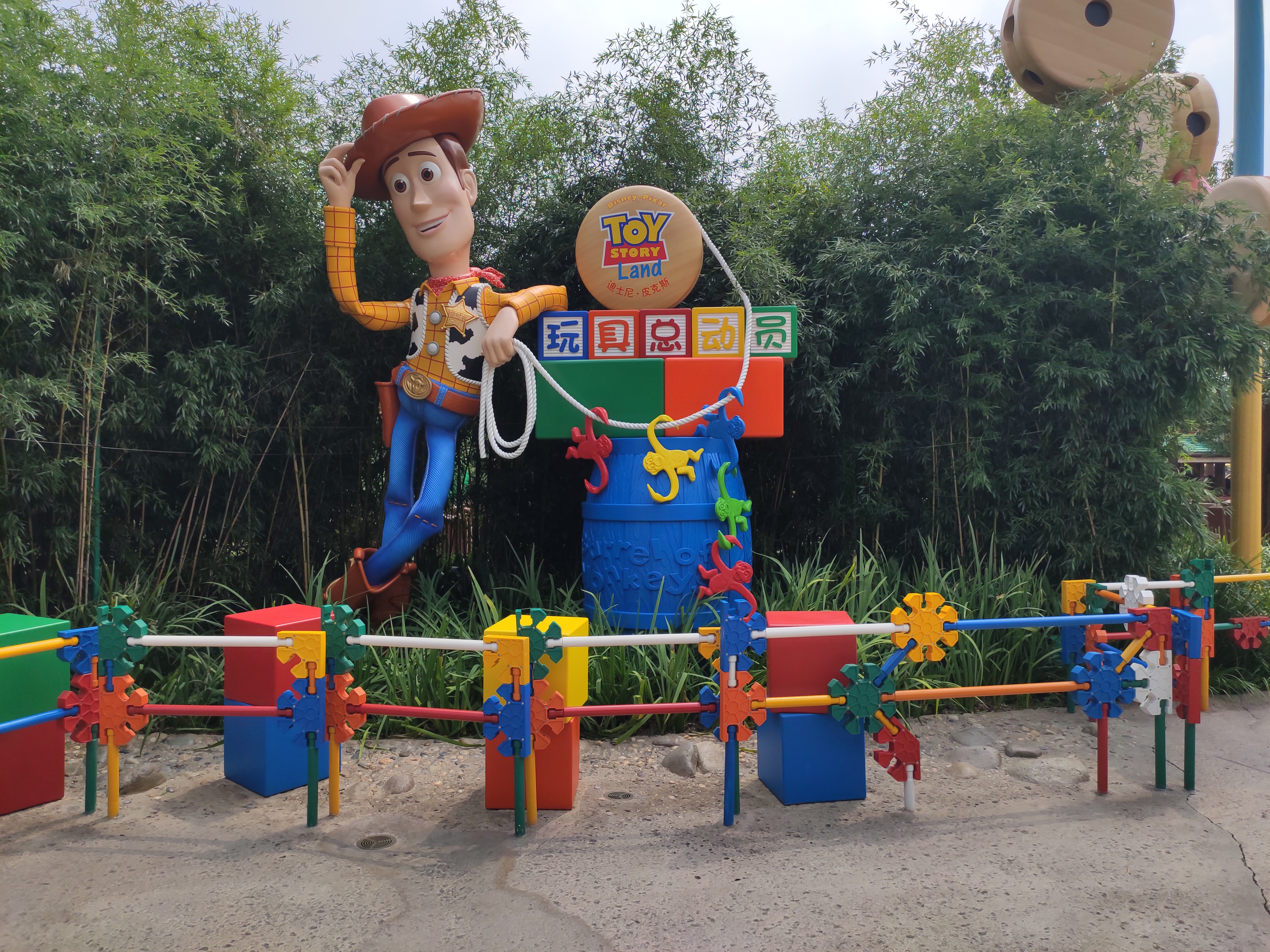 上海迪士尼一大一小旅游攻略,上海迪士尼吃住攻略讲解