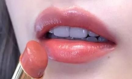 YSL年底又出新口红，玫瑰浆果色超性感，难怪直男见了都喜欢呢！