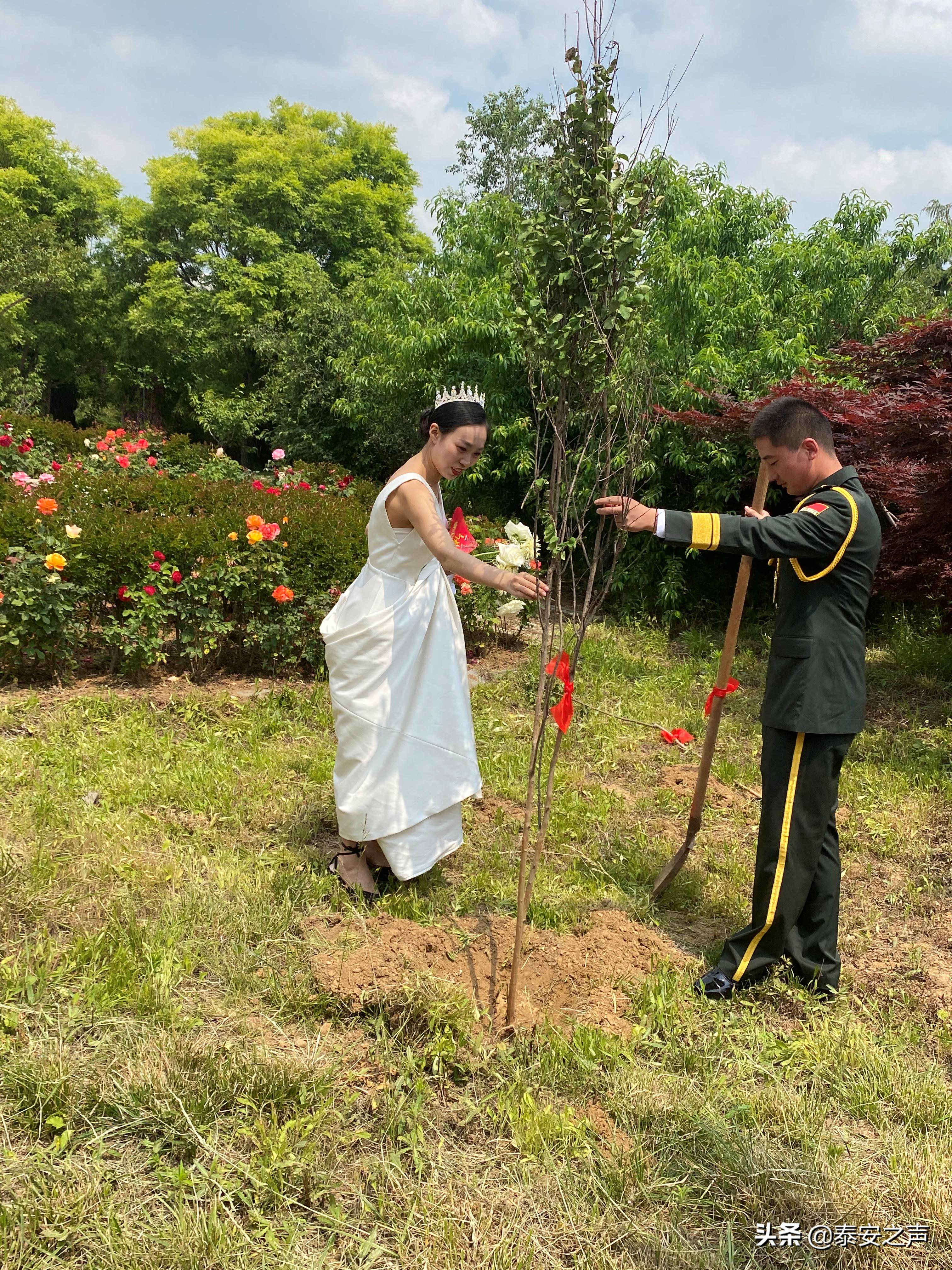 期待一对新人走进婚礼殿堂,新人携手走进婚礼殿堂