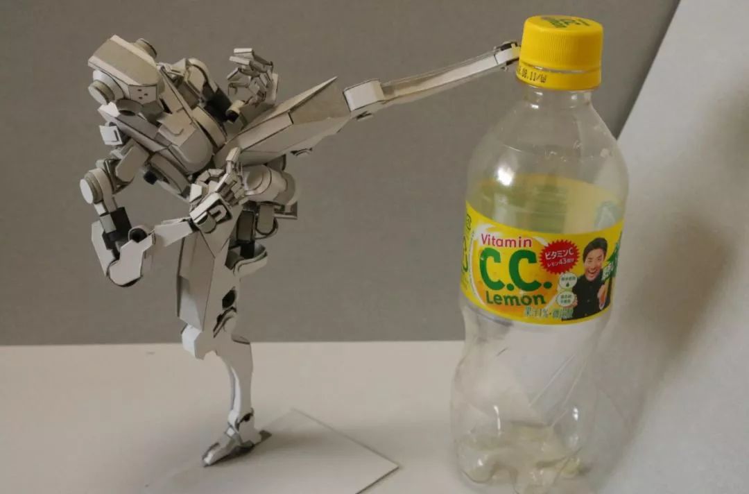 小哥用废纸盒惊艳27万人，跟他一比，我简直是手残