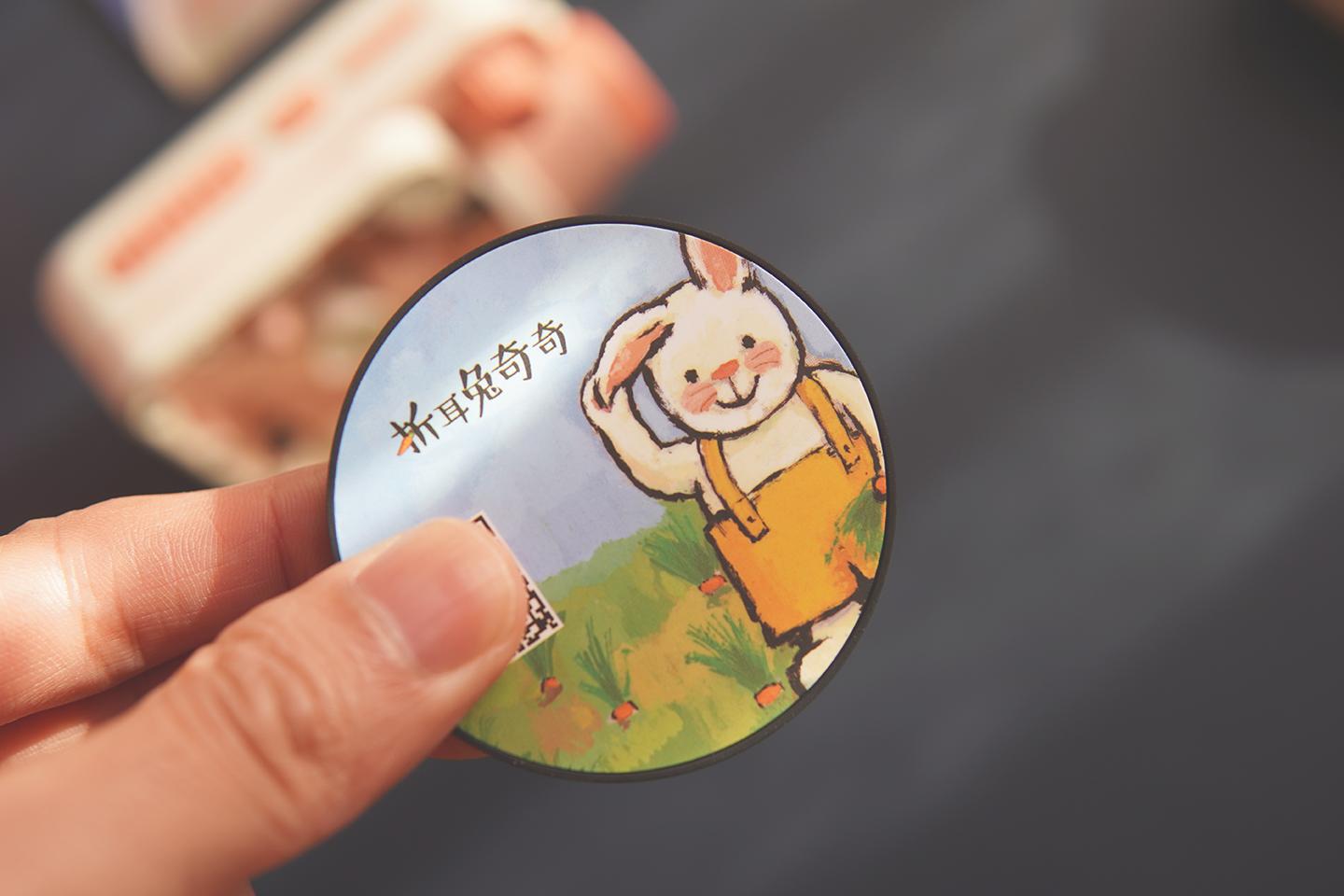 带娃好帮手，能投影能互动的趣学伴儿童故事放映机