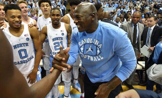乔丹有多热爱北卡？穿“北卡蓝”参加公益，大学球裤NBA还在穿