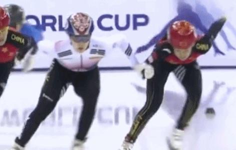韩国队下黑手冰球棍都打断了,韩国队恶意推搡中国队