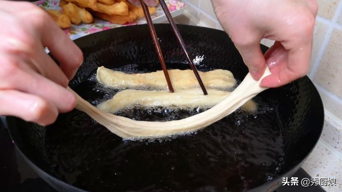 安琪酵母炸油条窍门不用鸡蛋,炸油条用油条膨松剂还放鸡蛋吗