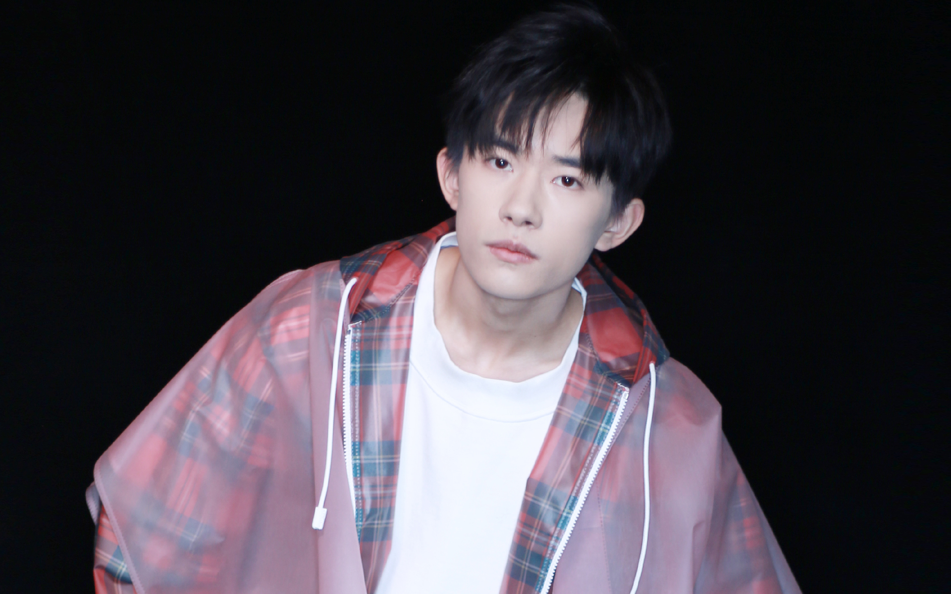 易烊千玺周冬雨壁咚照片,易烊千玺与周冬雨曝光照片