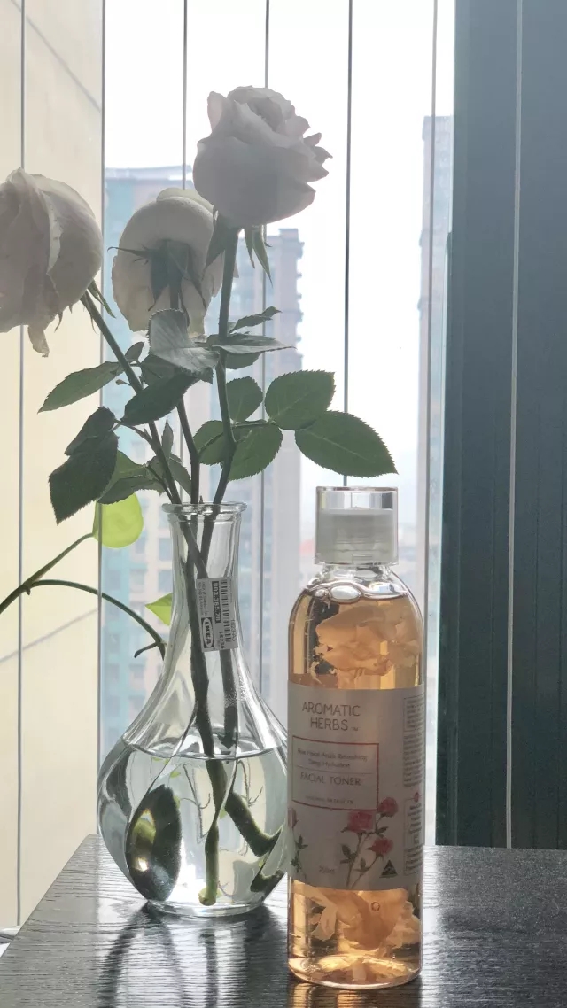 这瓶玫瑰水火了，三大绯闻女星都为它折腰