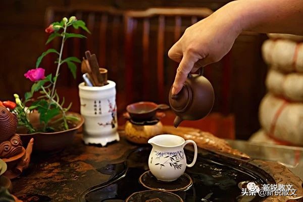 荷叶、苇根、茶，博斯腾湖的礼物把唇齿的味蕾搅得乱英纷飞