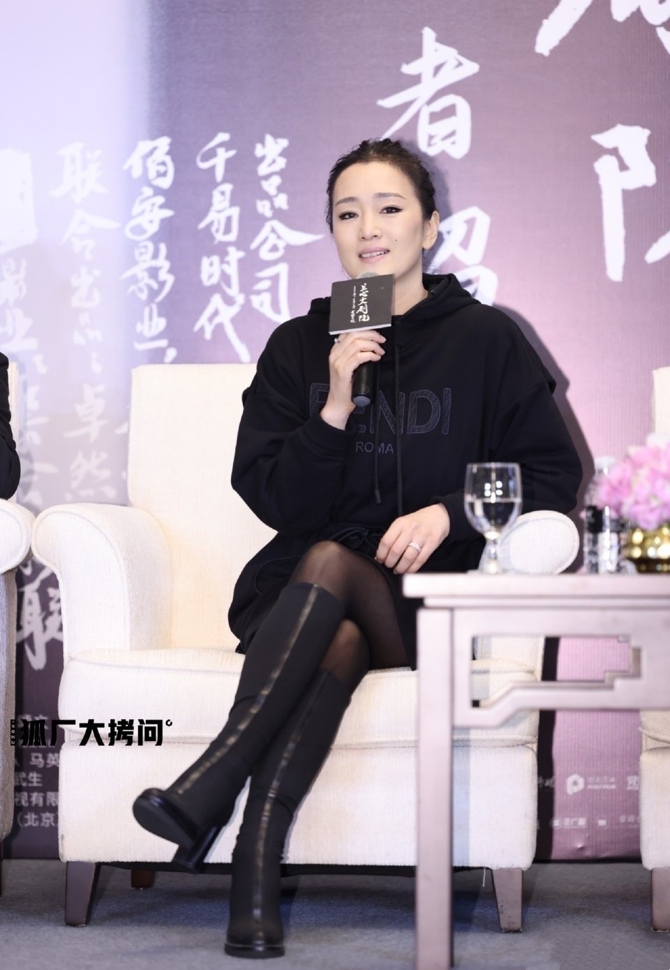 巩俐白衬衫配白裙,巩俐穿碎花裙显壮实力