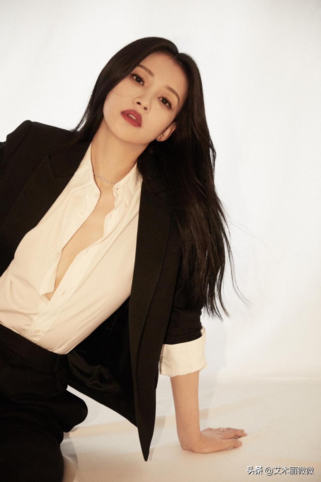 孙怡黑天鹅抹胸长裙,孙怡露背长裙