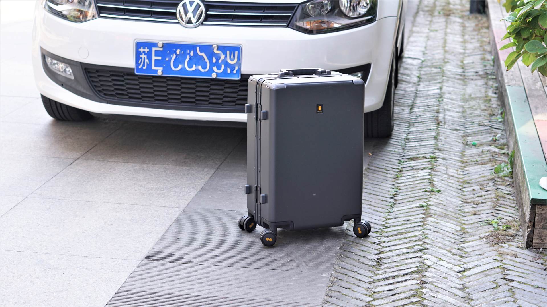 地平线8号行李箱24寸什么颜色好看,地平线8号行李箱和90分行李箱测评