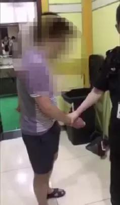 女厕所里有个男人把脸贴在地面上……