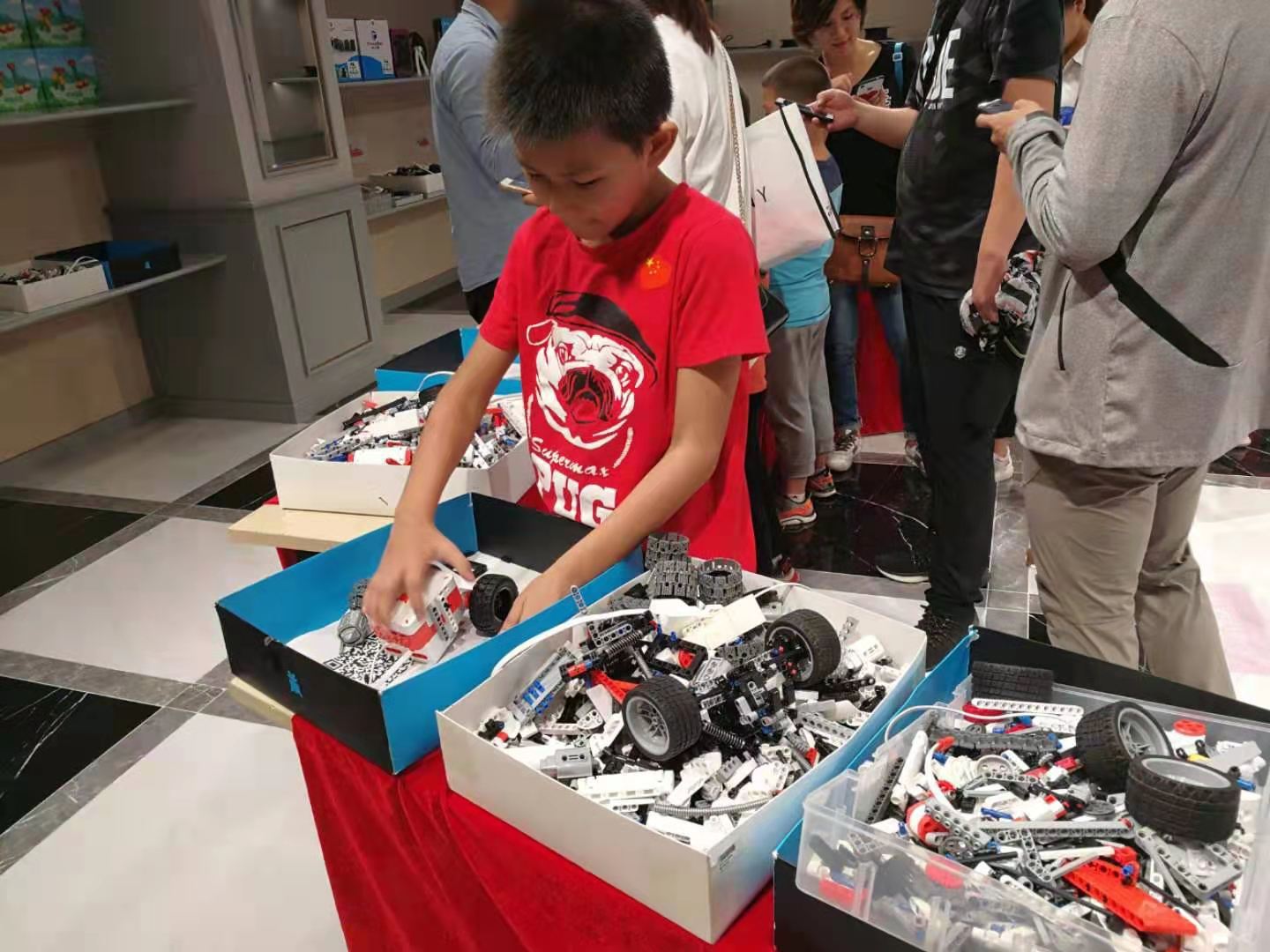 “童心献礼巢向未来”主题活动在蜂巢购物中心举办