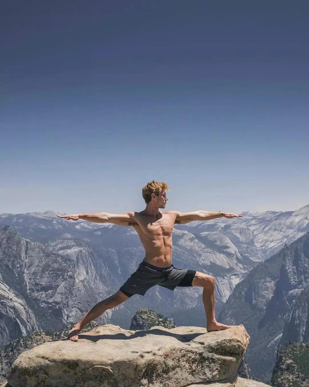 看完这些人，你再也不会觉得男人练瑜伽“娘”了