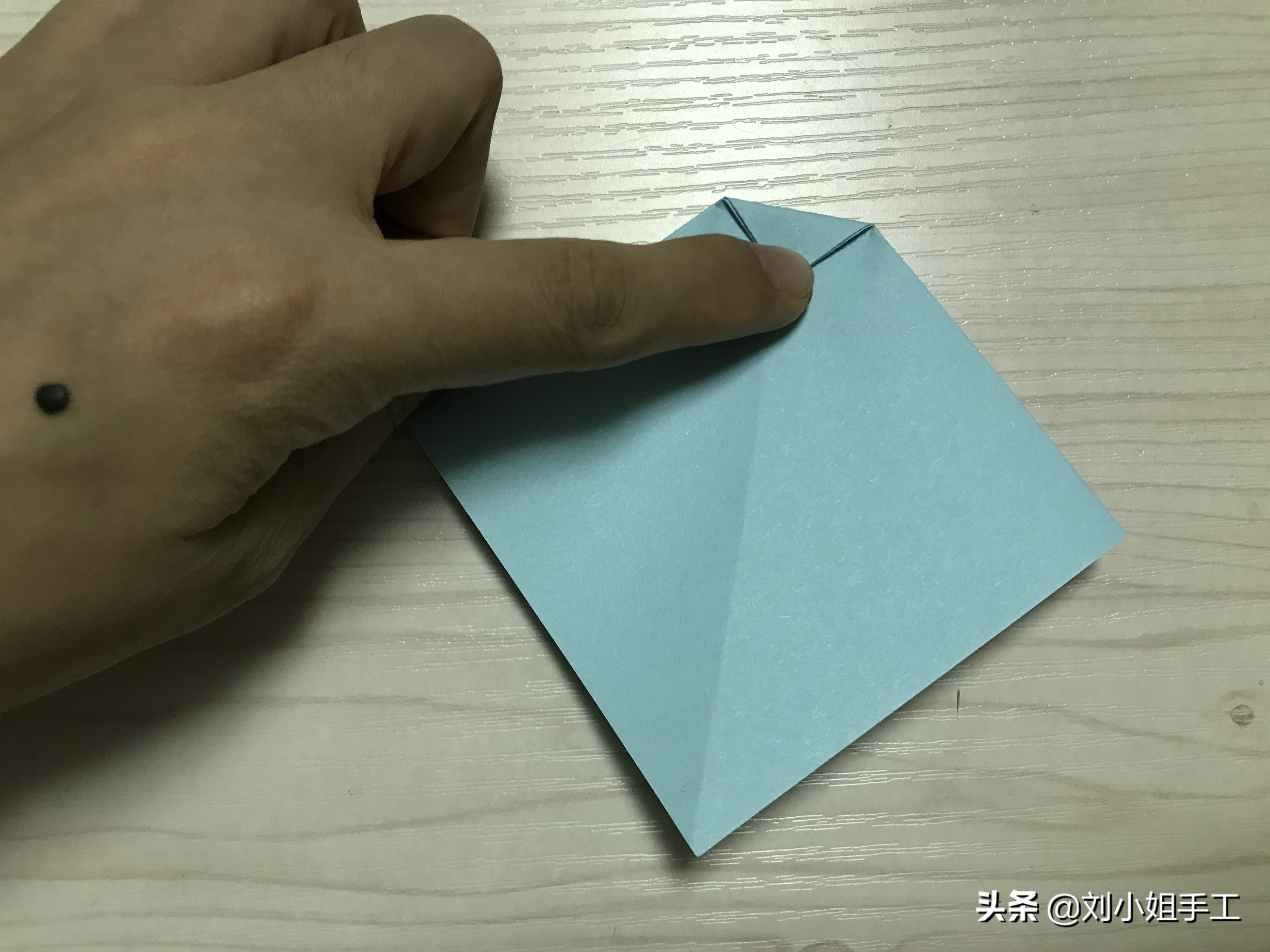 礼物盒包装上的蝴蝶结系法,礼物包装教程丝带蝴蝶结