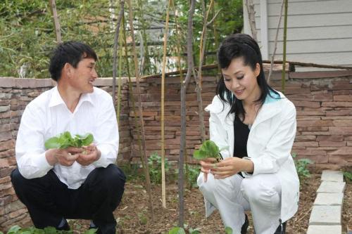 牛莉春晚红色大衣,牛莉春晚大衣图片