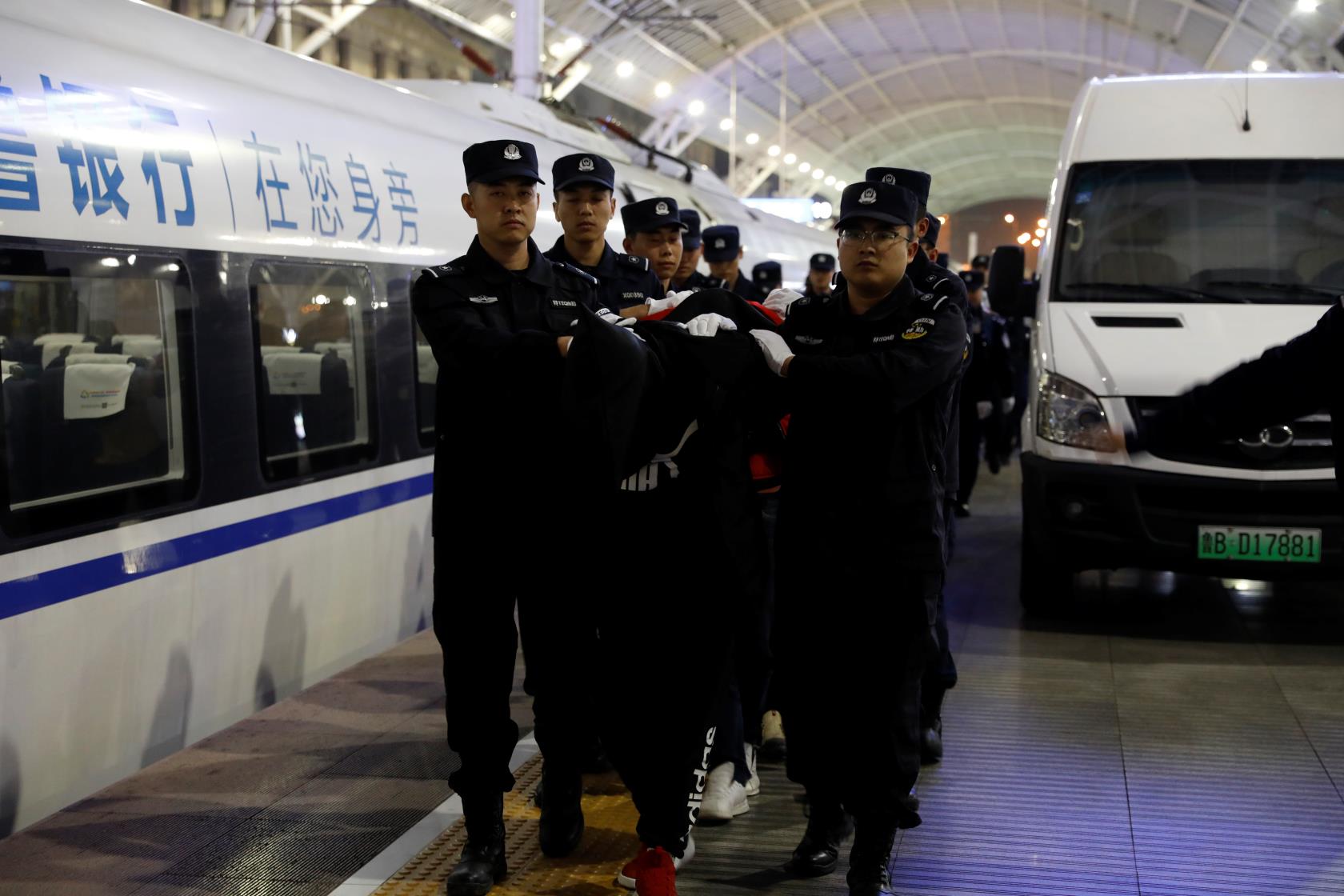 90后诈骗团伙被抓,诈骗团伙299人集体自首