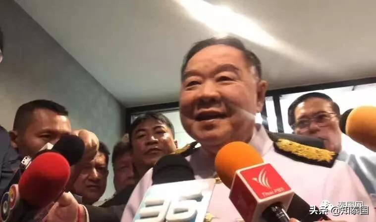 *弹子**警告！素拉切的车，在路边被枪手打成了马蜂窝……