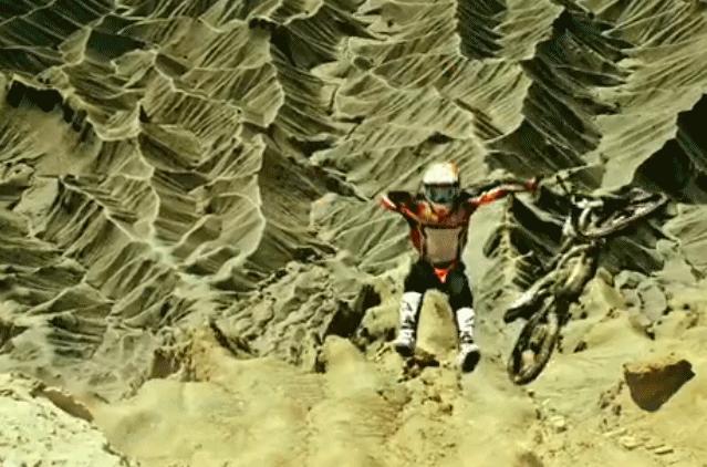 在这起悲剧中，“不作不死”的评论只会暴露偏见