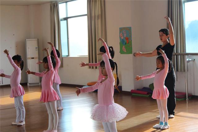 给孩子报兴趣班好处,如何选择给孩子报兴趣班