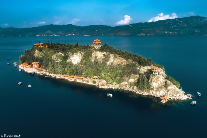 在高山湖泊边拍摄的风景照片湖底,绝美天池风光摄影照片