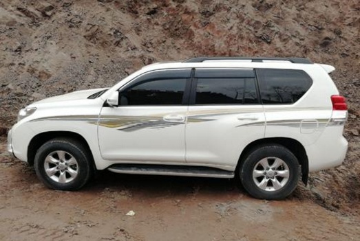 丰田普拉多2023款全款落地价,fj酷路泽和普拉多4000哪个更保值