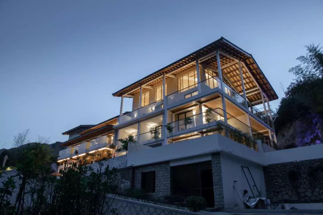 深山废弃的五星级酒店,一个被7万亩竹海包围的树屋酒店