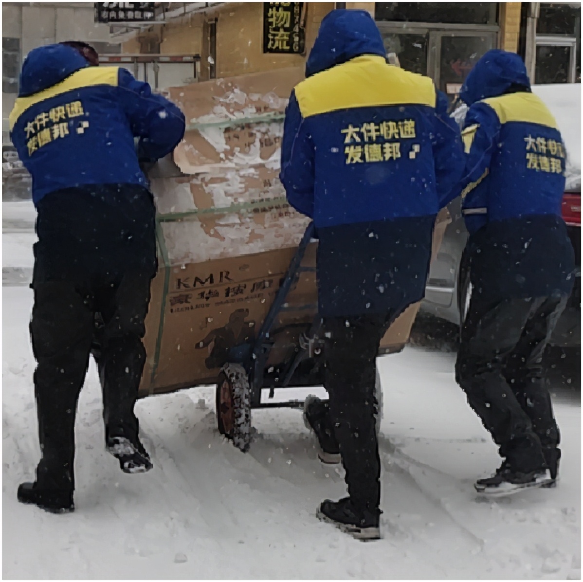 逆行坚守的快递小哥,暴雪逆行者的视频