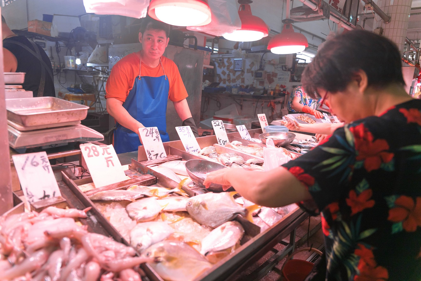 大陆游客逛澳门本地菜场，一斤等于十六两！游客：真实惠
