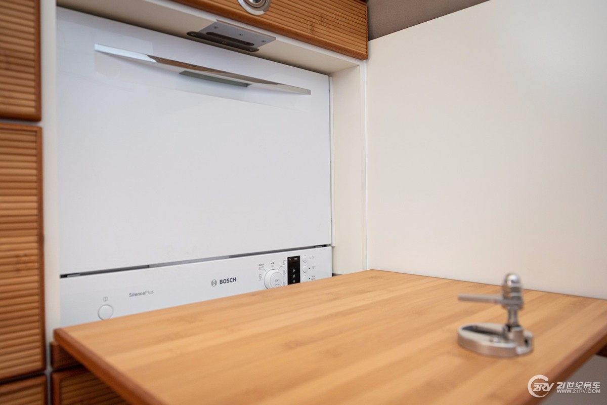 欧美顶级越野房车售价上千万,进口5米长2米高顶级越野房车