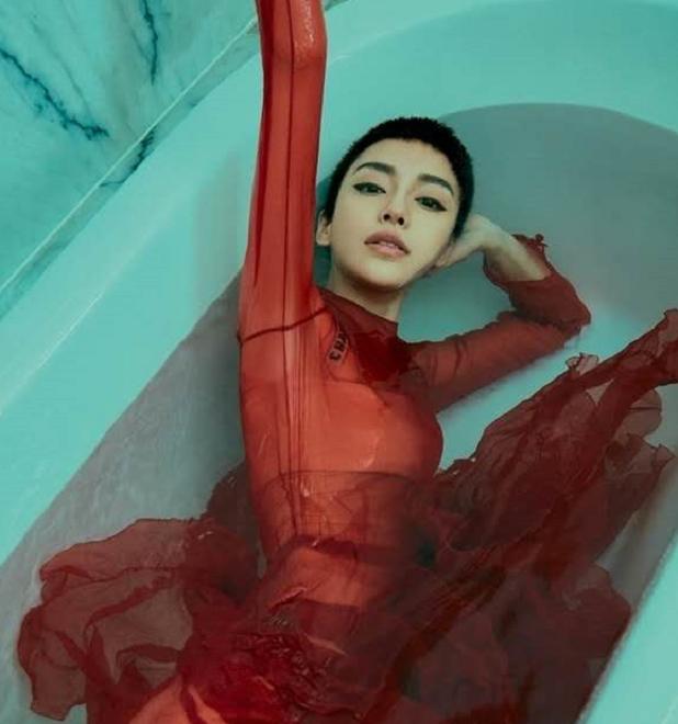 佟丽娅剪短发，Baby剪毛刺，周冬雨剪寸头，看到图四：帅哭了