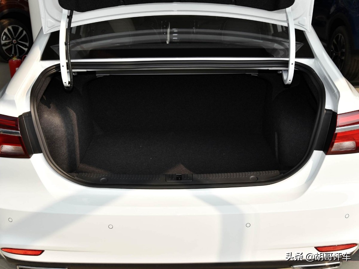 荣威i6空间,高颜值大空间配置好荣威i6maxev