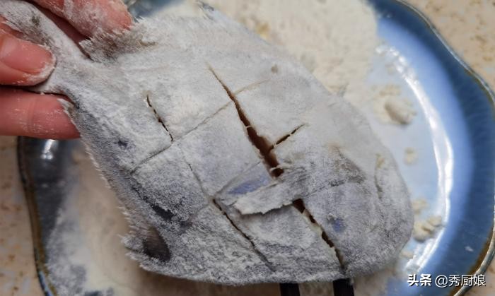 秋天碰到此鱼，我从不还价，一次准买5斤，营养极高，煎着吃最香